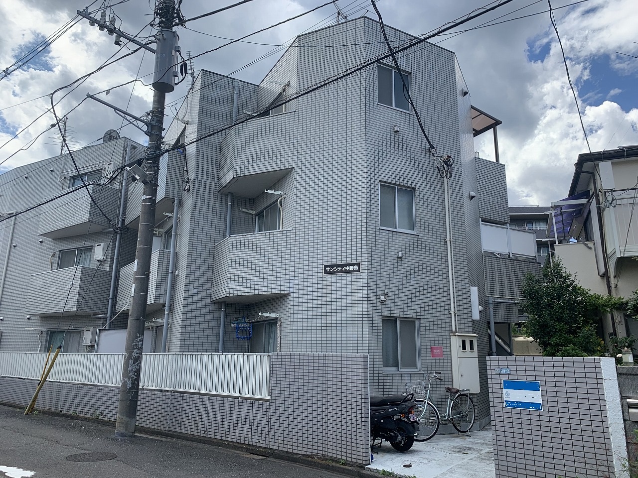 築年数を感じさせないタイル張りのマンション♪