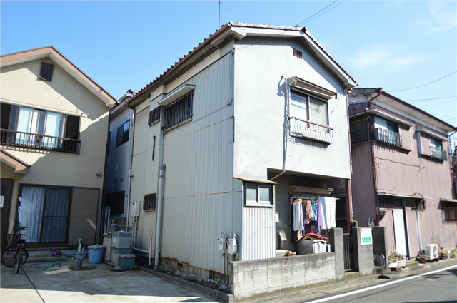 淡い水色を基調とした落ち着いた外観！日当たり良好♪