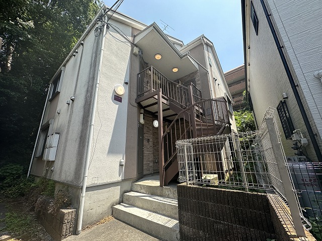 白基調の落着いた外観♪