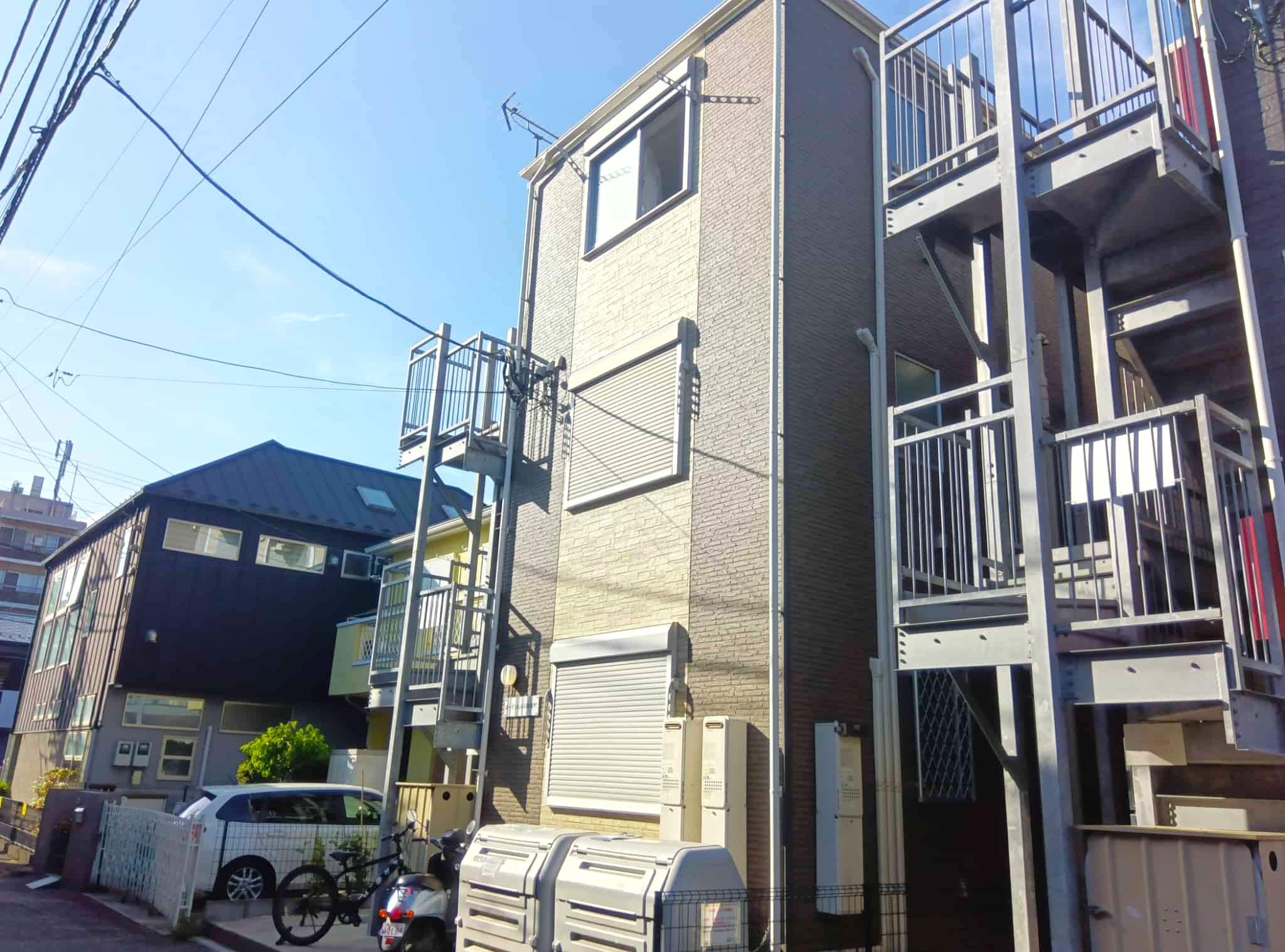 モダンな雰囲気を持つ3階建てアパート♪