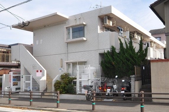白を基調としたタイル張りの外観♪