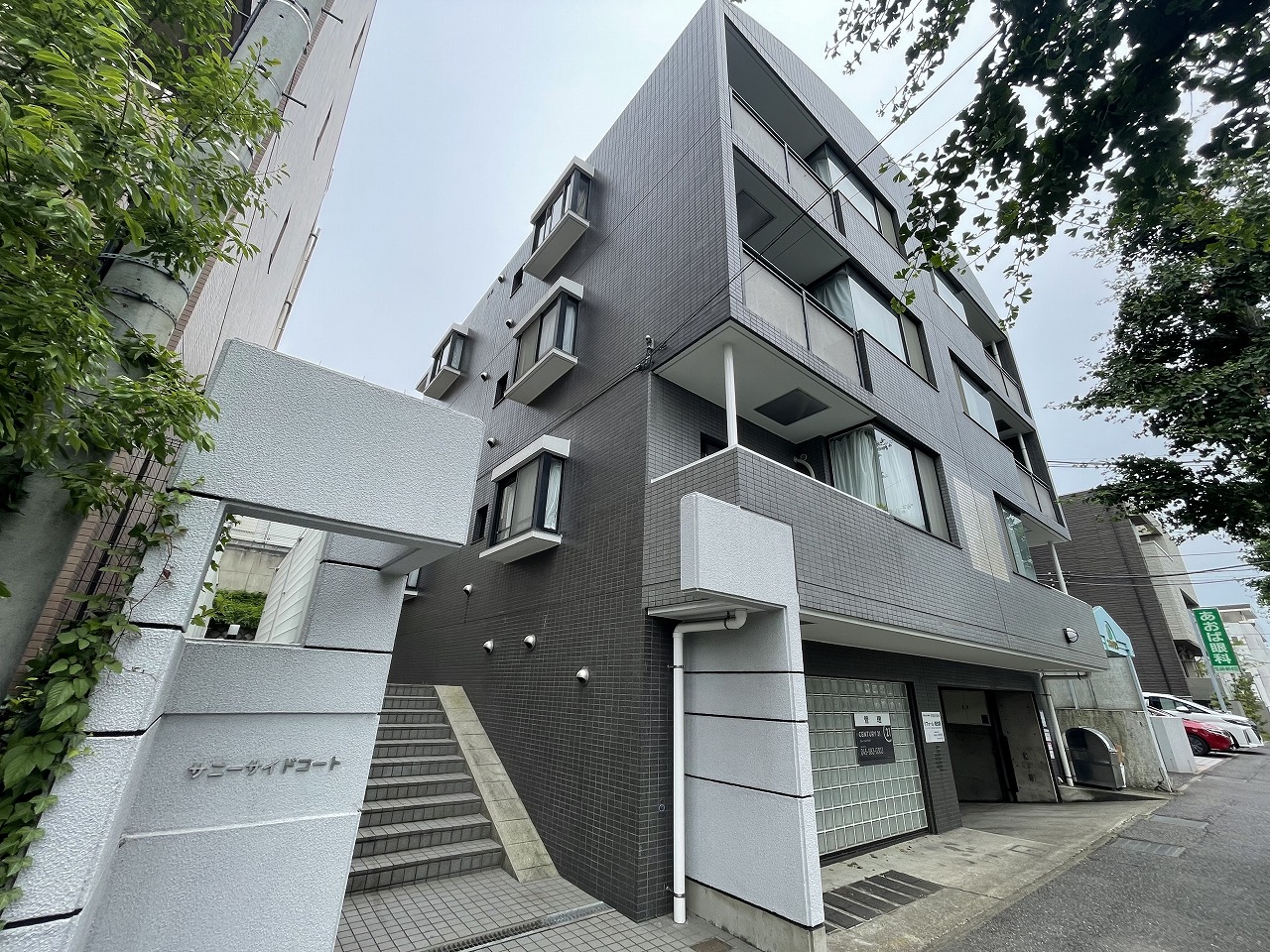 タイル張りで重厚感のあるマンション☆