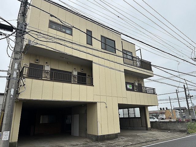 街に馴染む、落ち着いた佇まいの外観♪